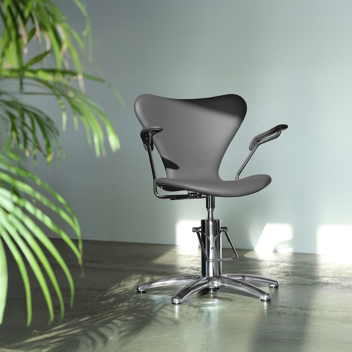 ARNE JACOBSEN SYVER frisørstol LAVA m/alm krydsfod