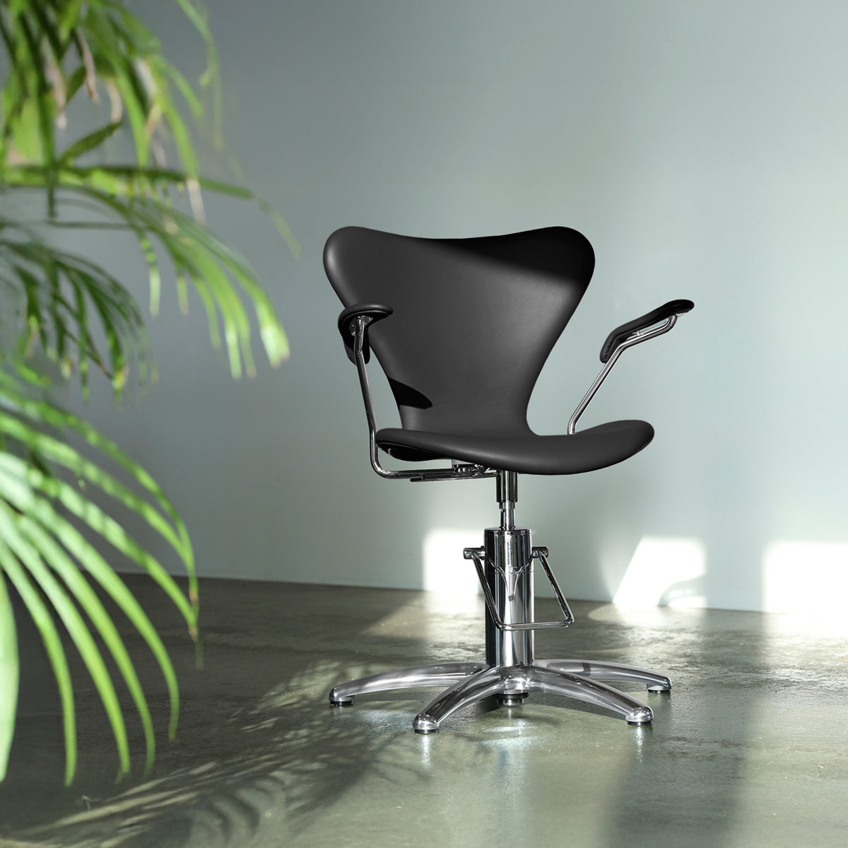 ARNE JACOBSEN SYVER frisørstol SORT m/alm krydsfod