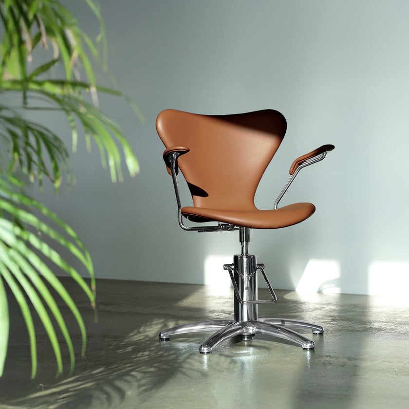 ARNE JACOBSEN SEVEN barber chair BLACK w/alm cross base
